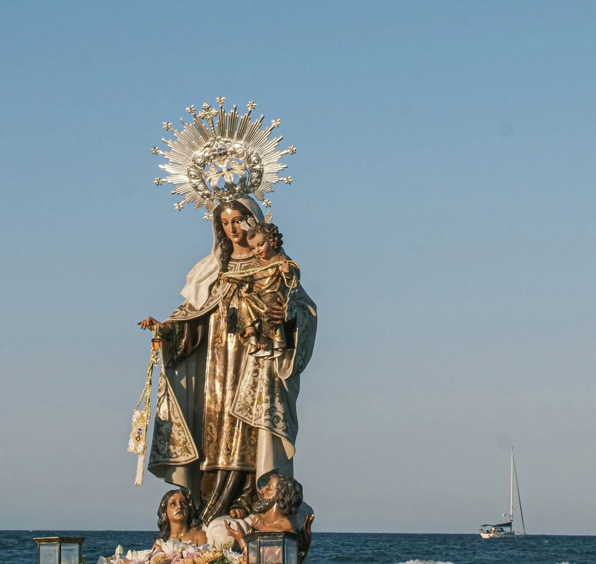 Nuestra Señora del Carmen junto al mar